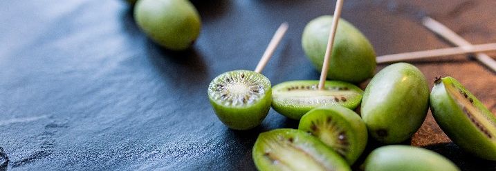 Kiwibeerenfrüchte aufgeschnitten auf dem Tisch